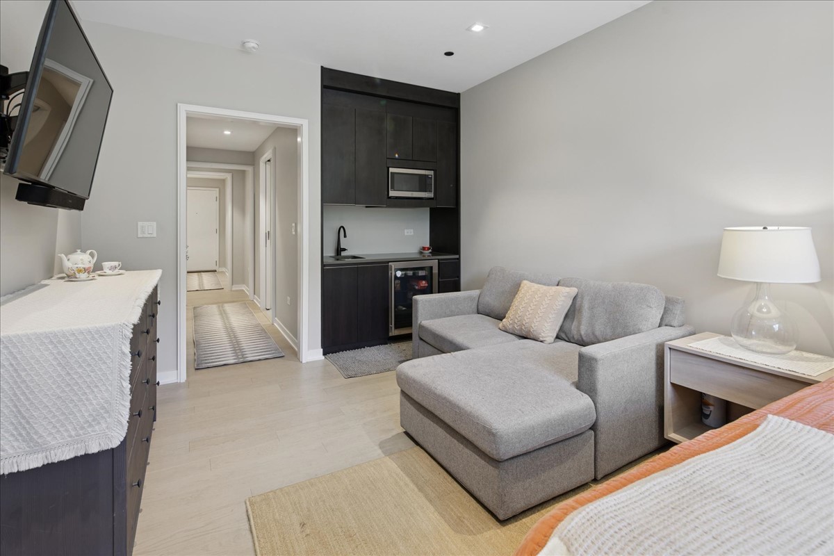 1400 W Monroe Street Unit: 2A