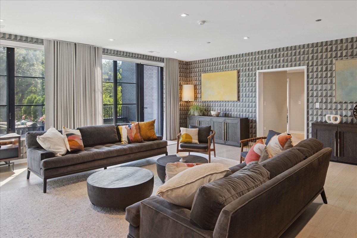 1400 W Monroe Street Unit: 2A