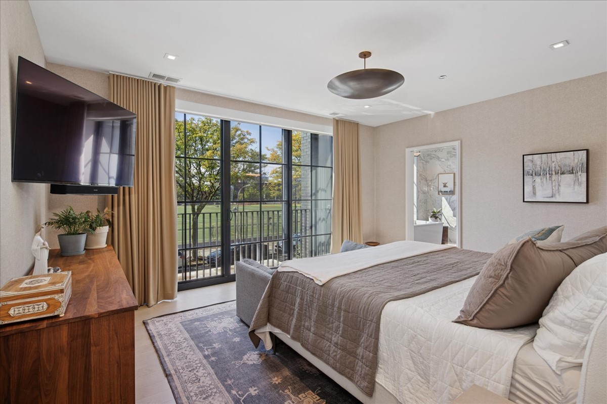 1400 W Monroe Street Unit: 2A