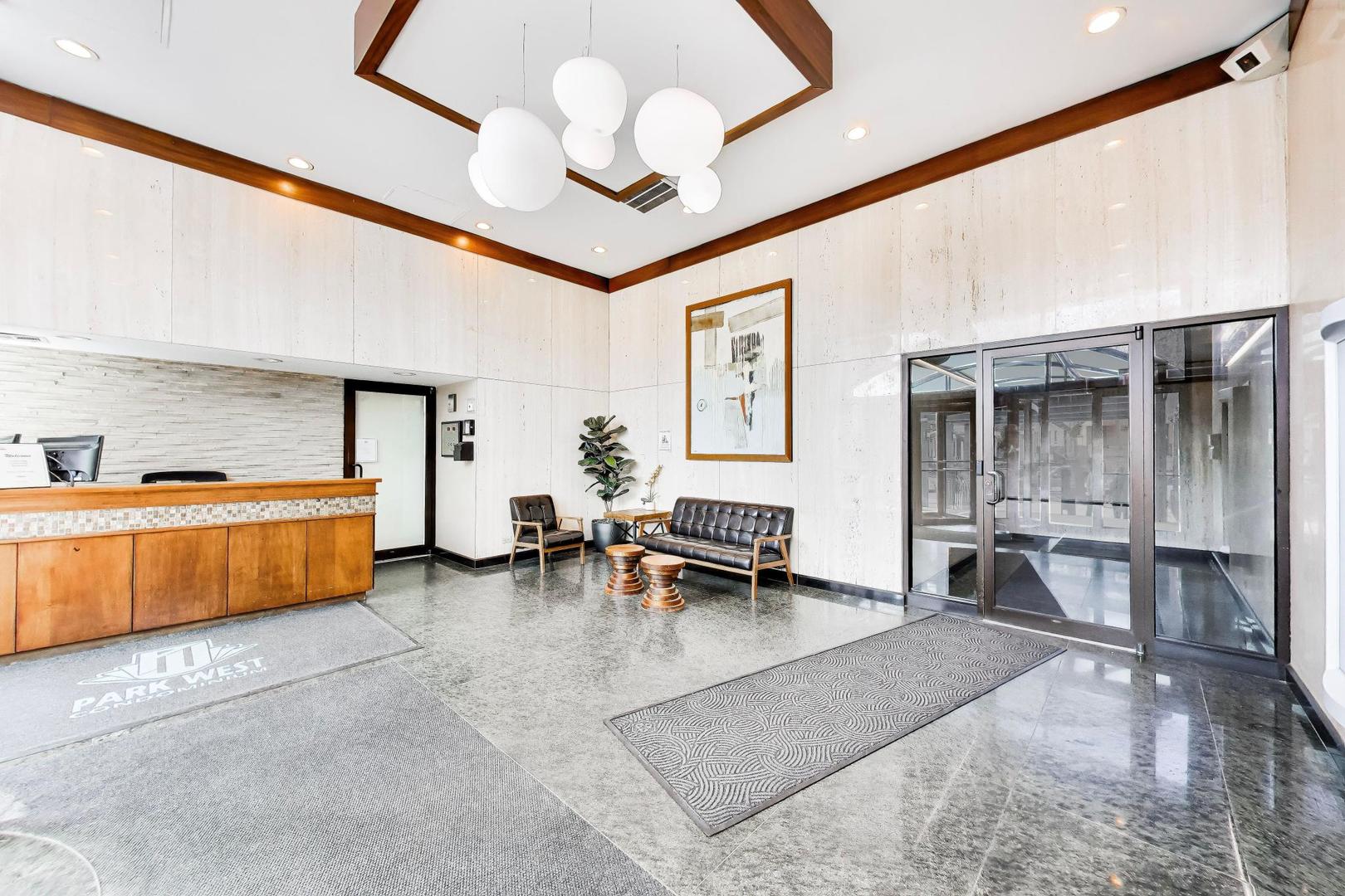 444 W FULLERTON Parkway Unit: 305