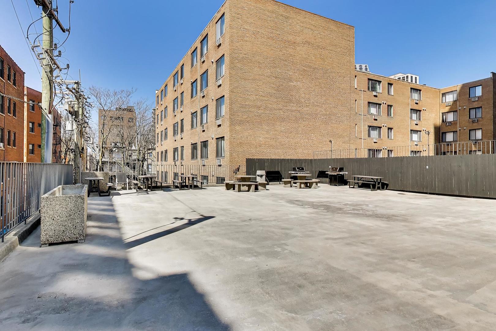 444 W FULLERTON Parkway Unit: 305
