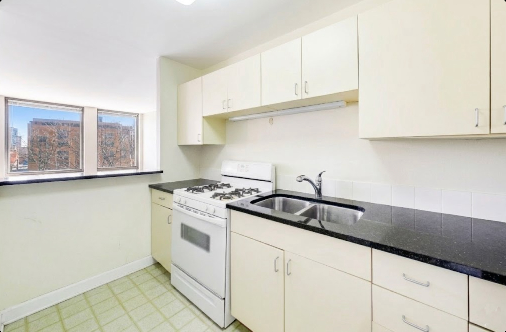 444 W FULLERTON Parkway Unit: 305