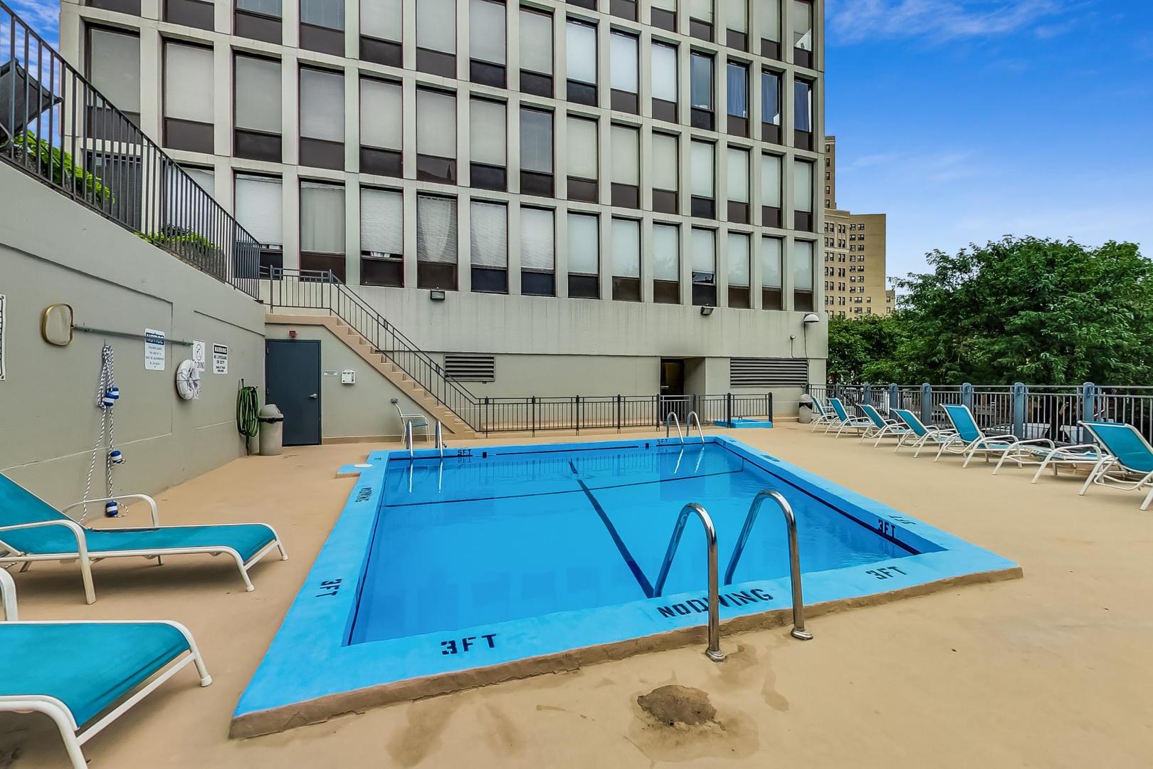 444 W FULLERTON Parkway Unit: 305