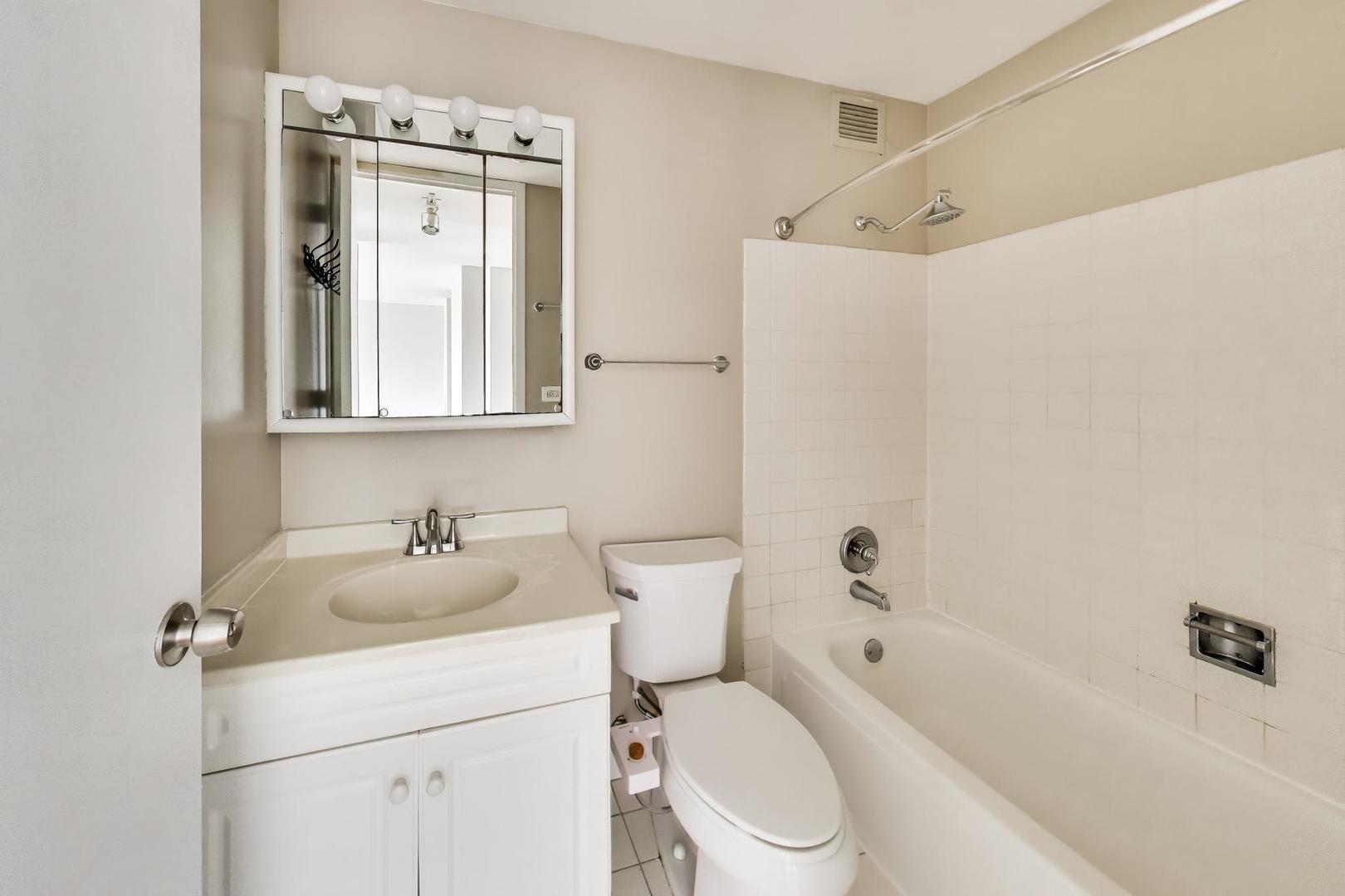 444 W Fullerton Parkway Unit: 1010