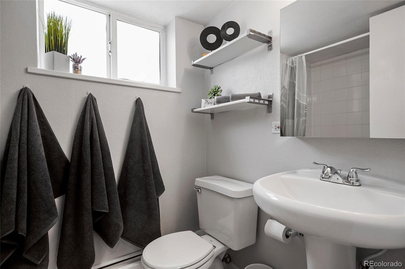 250 N pearl Unit: 206
