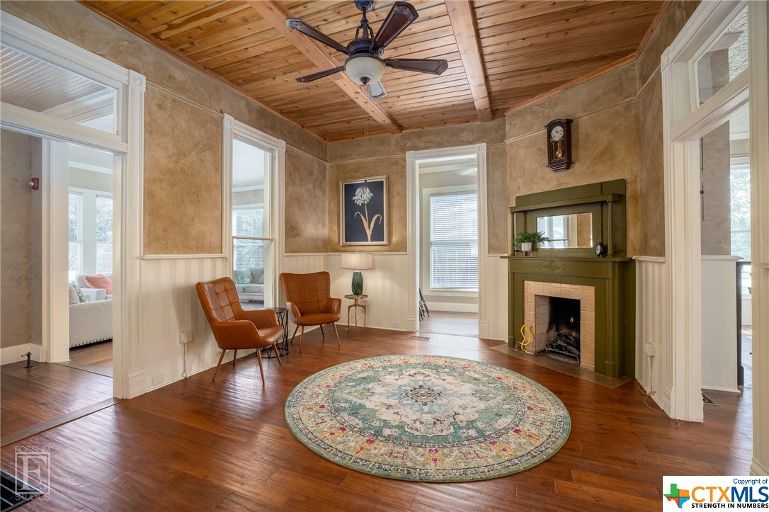 1207 N Austin Street