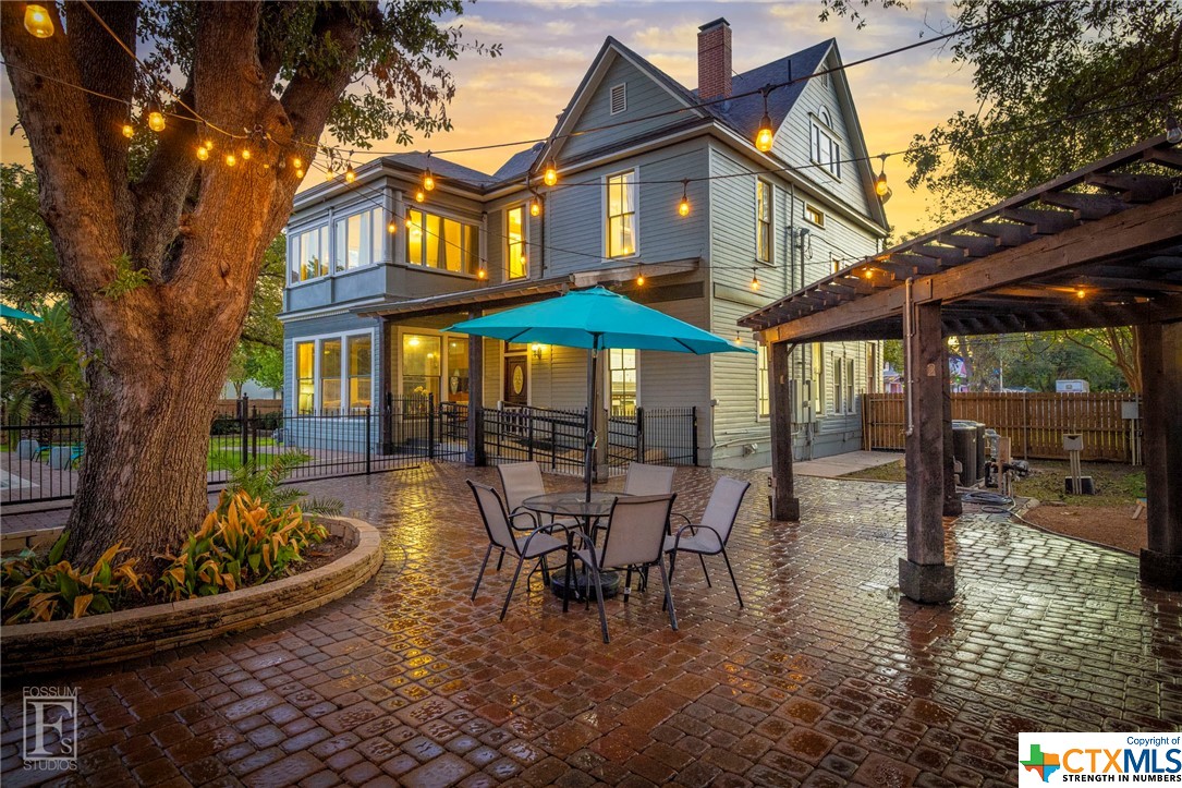 1207 N Austin Street