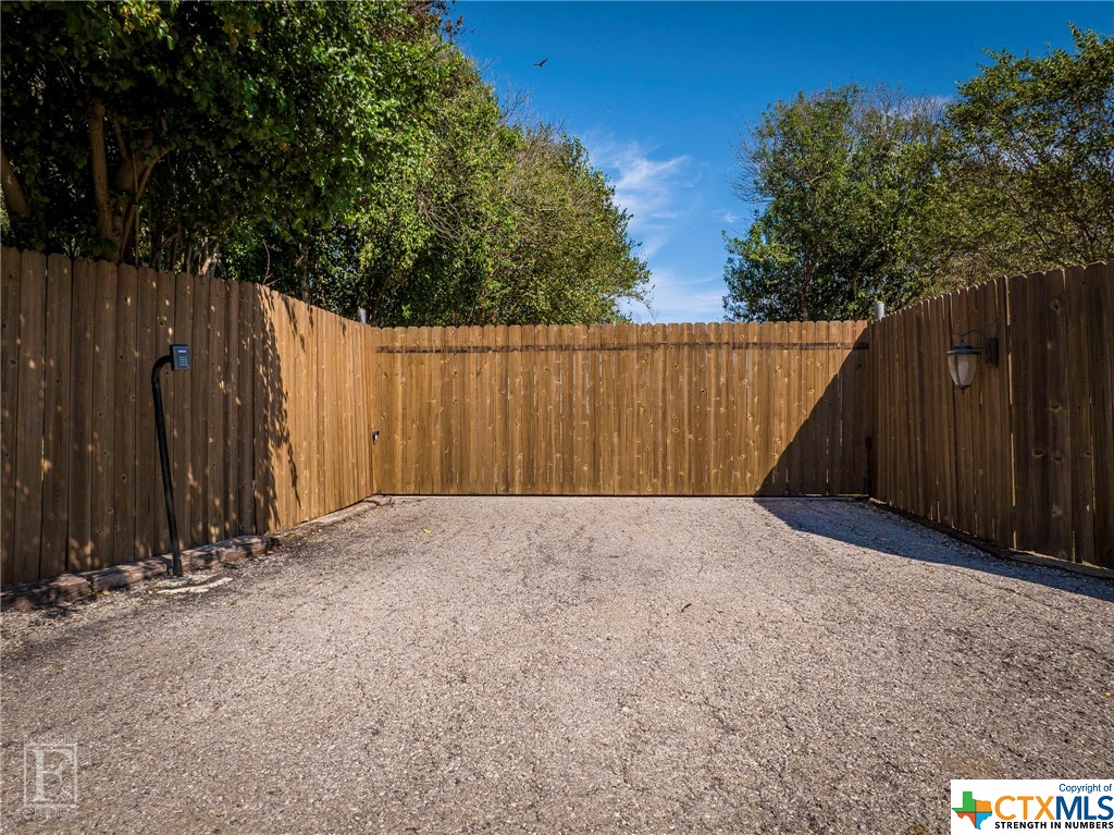 1207 N Austin Street