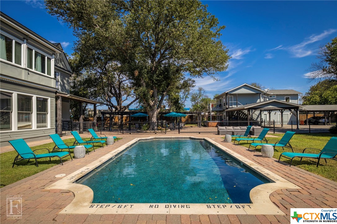 1207 N Austin Street