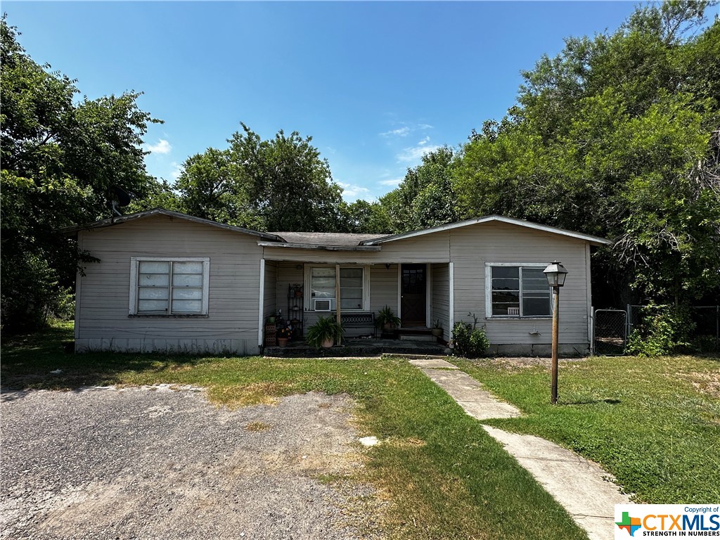 1055 W New Braunfels Street