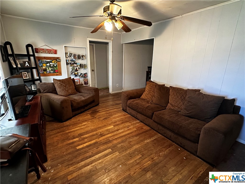 1055 W New Braunfels Street