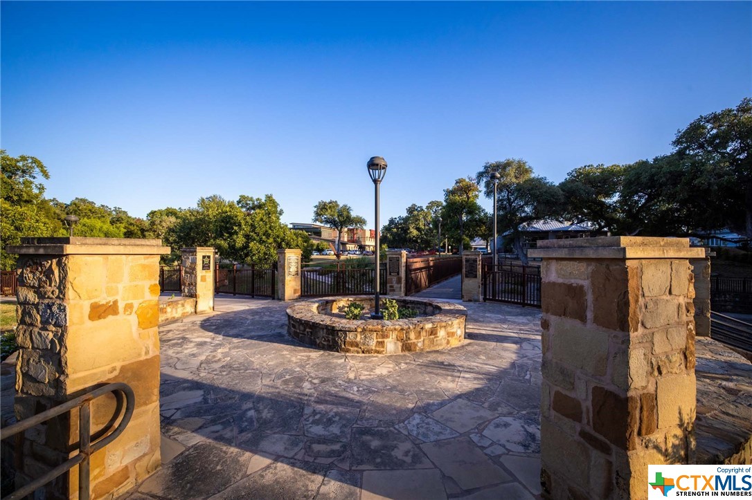 225 N Saunders Street