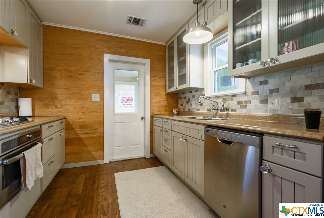 311 Lakeview Boulevard