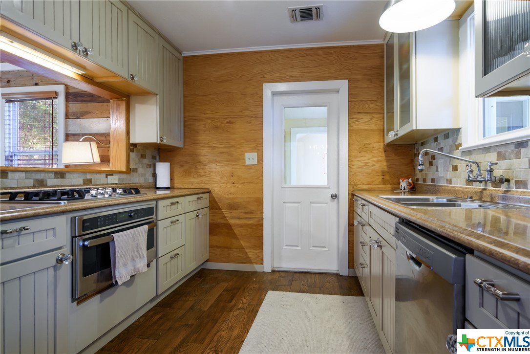 311 Lakeview Boulevard