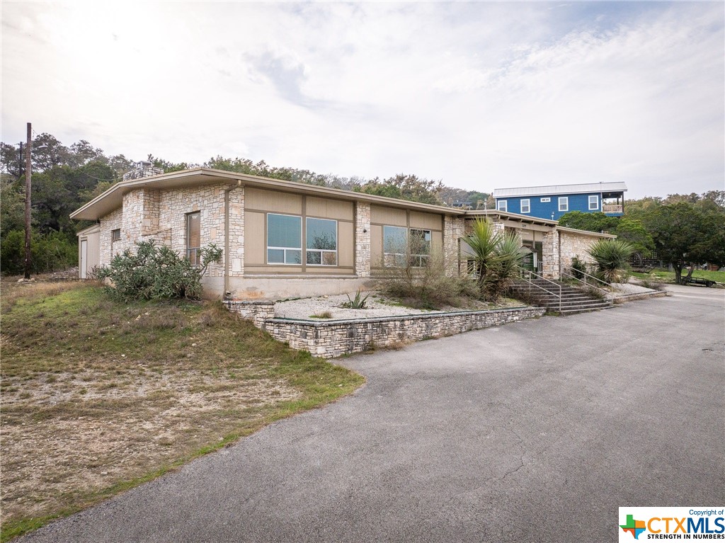 961 Hillcrest Forest