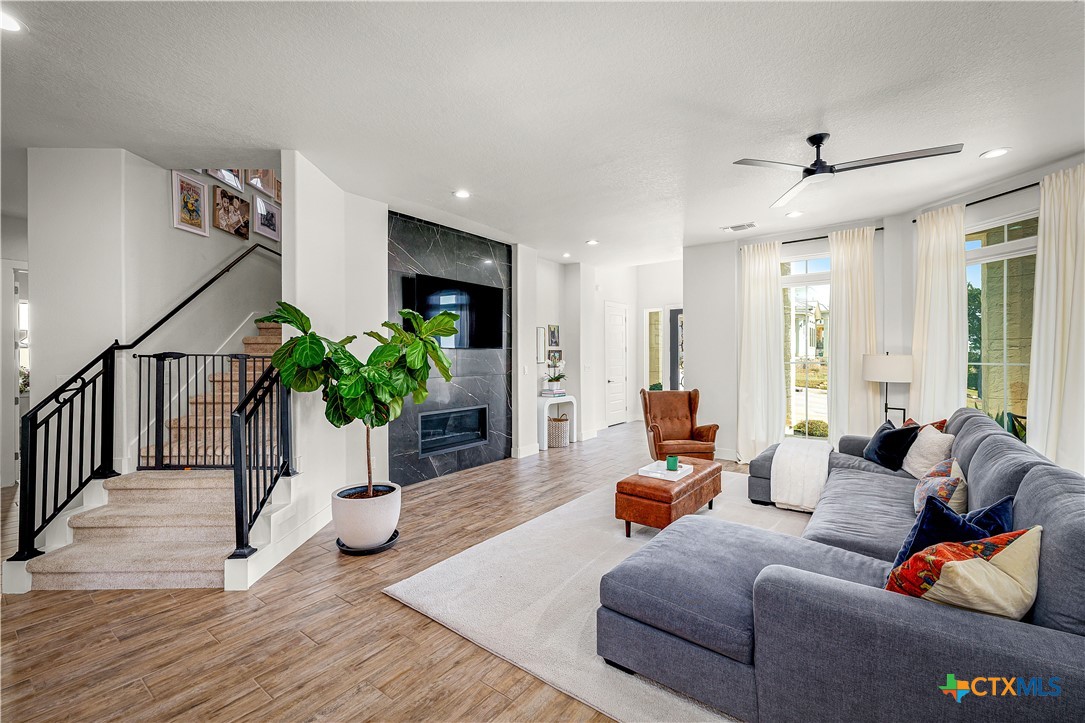 727 Mission Trail