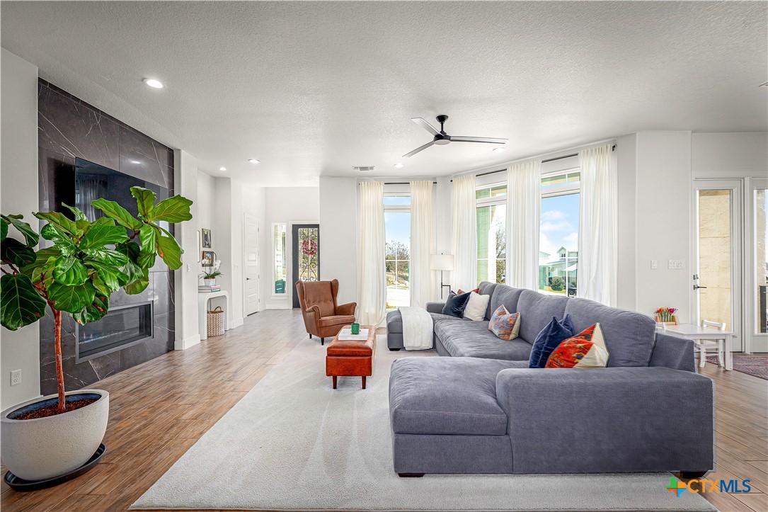 727 Mission Trail