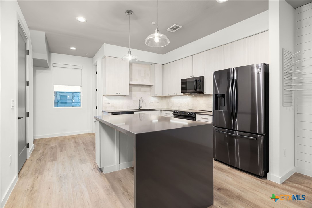 1208 N Academy Avenue 3203