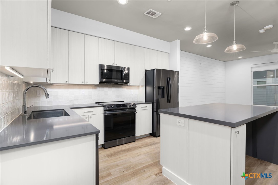 1208 N Academy Avenue 3203