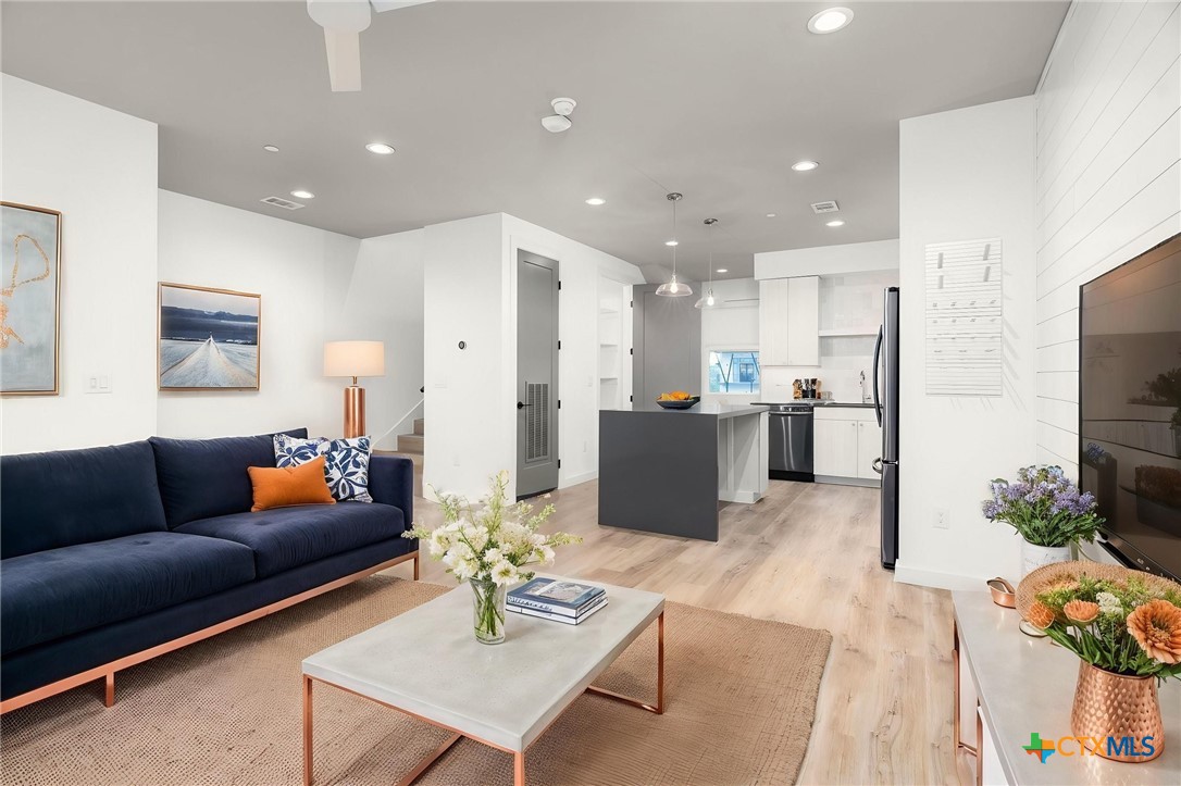 1208 N Academy Avenue 3203