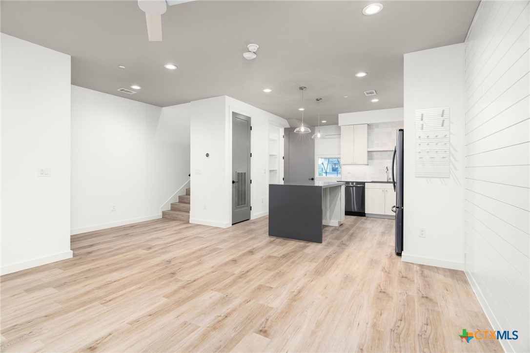 1208 N Academy Avenue 3203