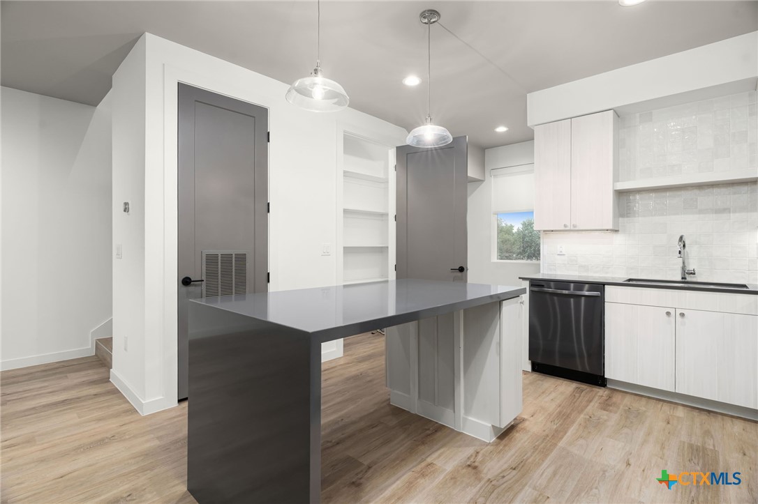 1208 N Academy Avenue 3203