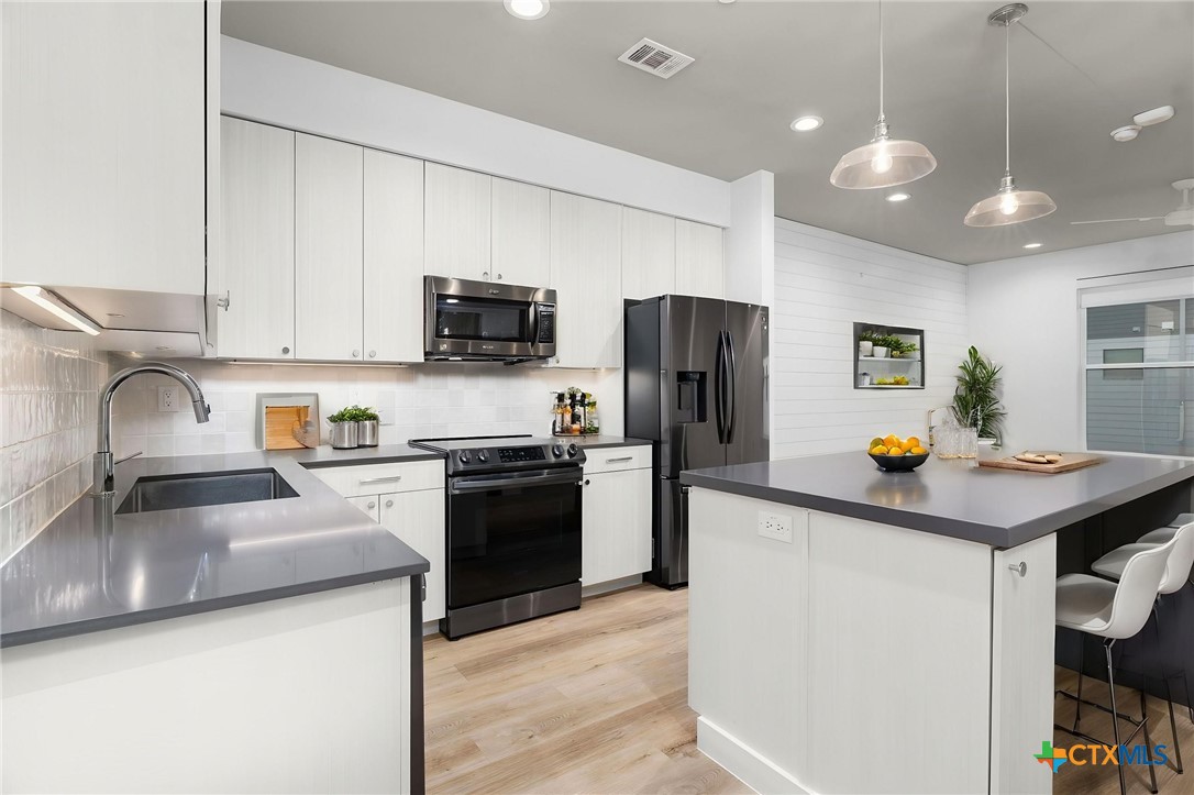 1208 N Academy Avenue 3203