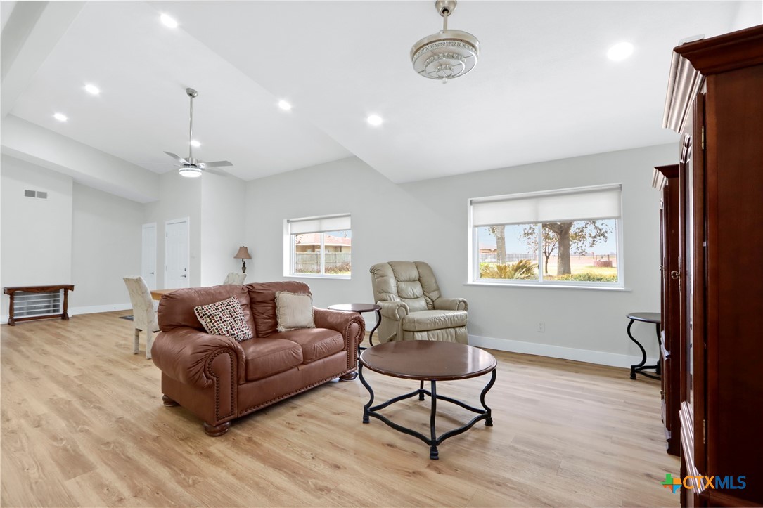 5037 N State Highway 123