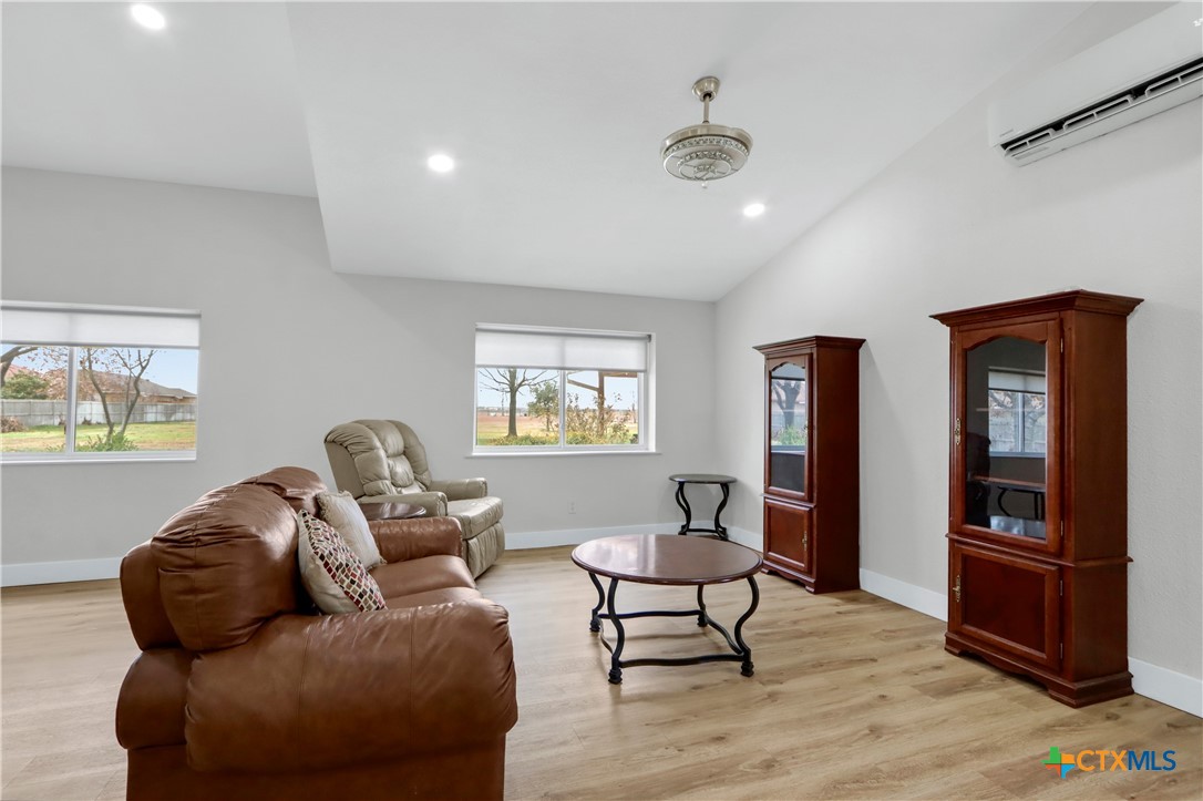 5037 N State Highway 123