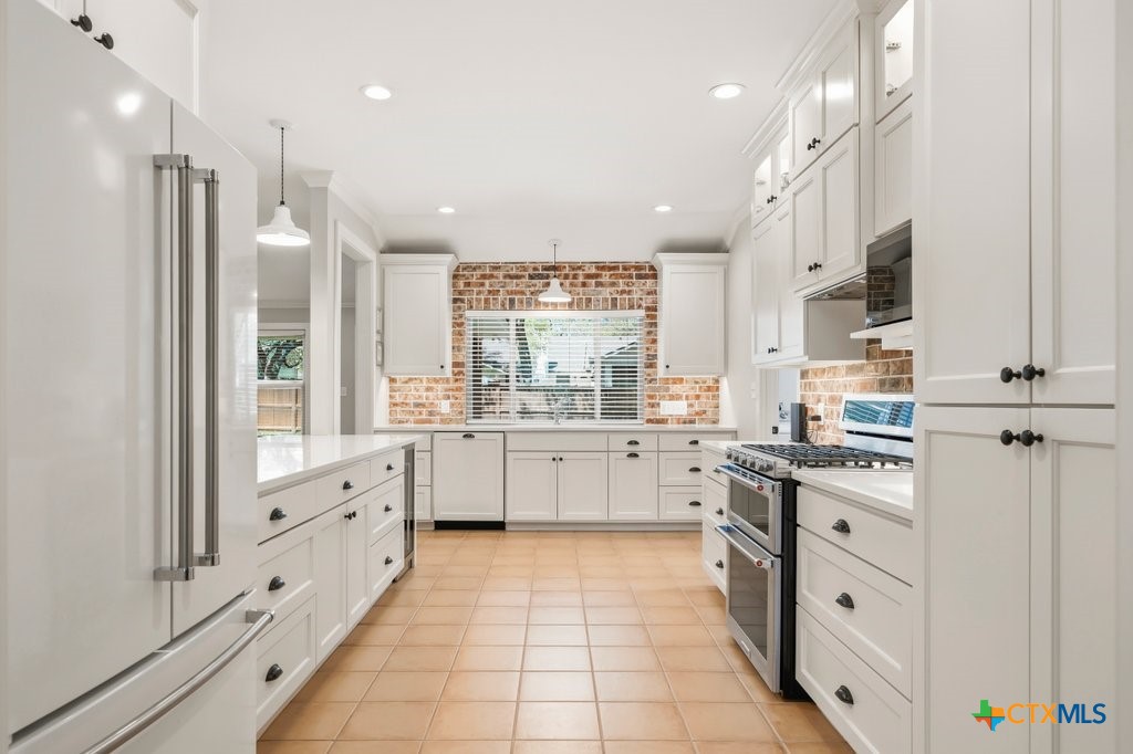 2 La Mesa Drive