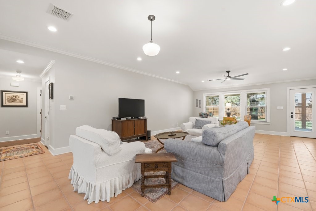 2 La Mesa Drive