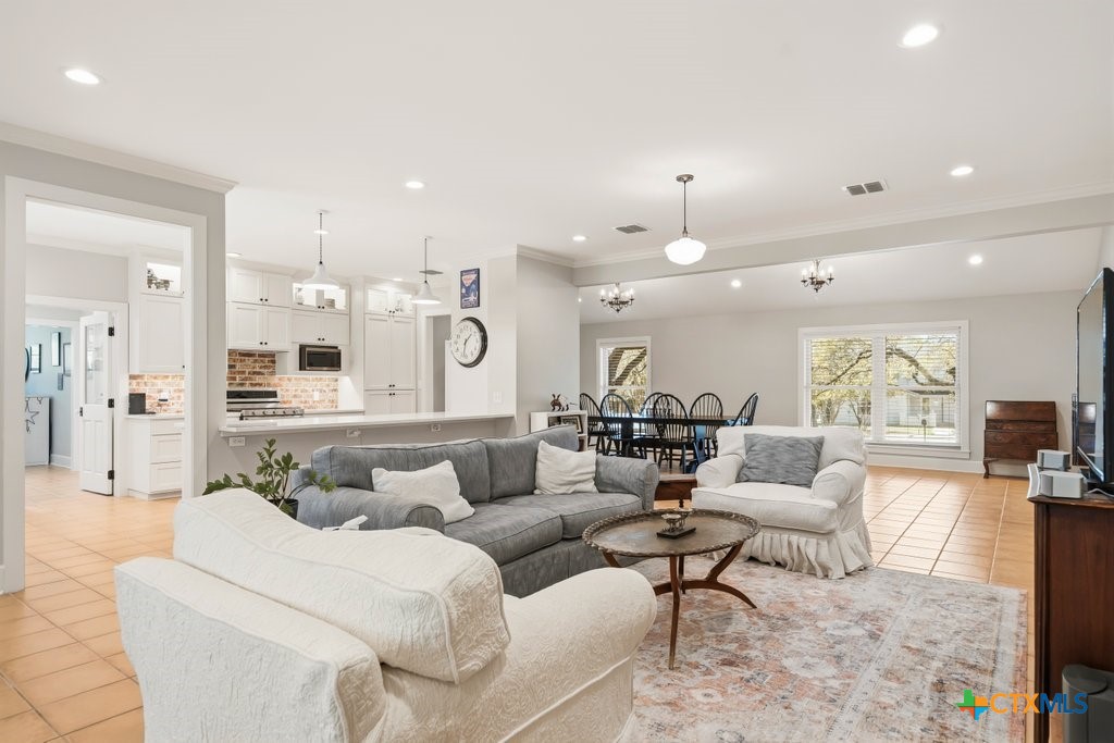 2 La Mesa Drive