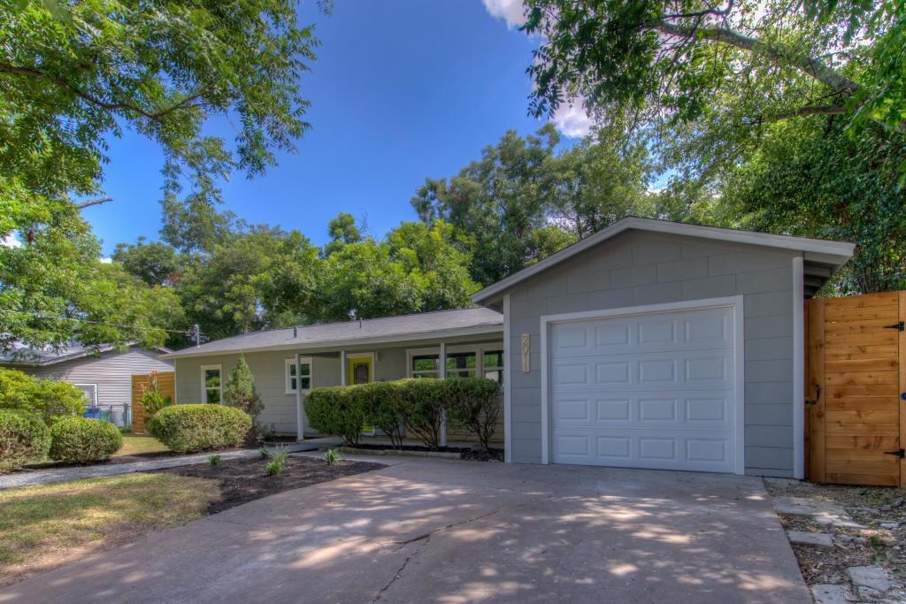 2011 Fortview RD