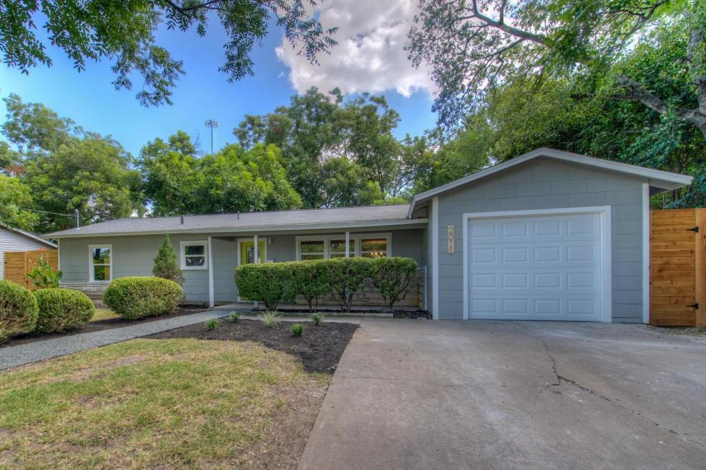 2011 Fortview RD