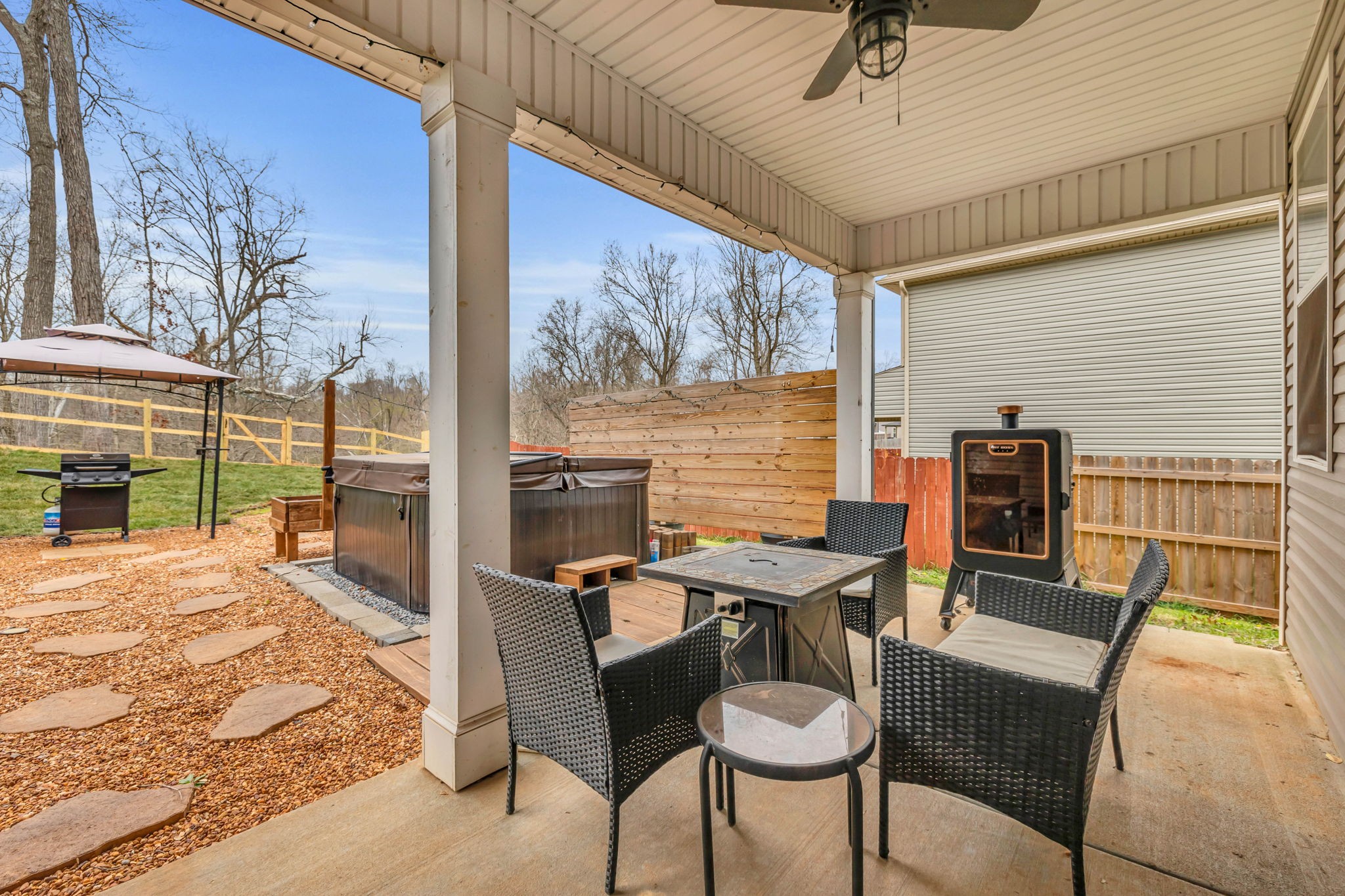 1096 Black Oak Cir