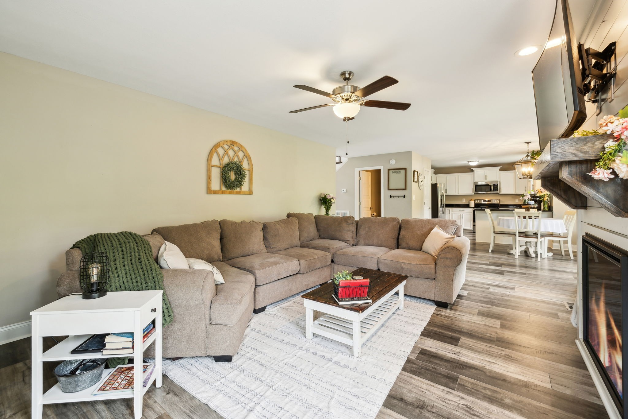 1305 Harmon Ln