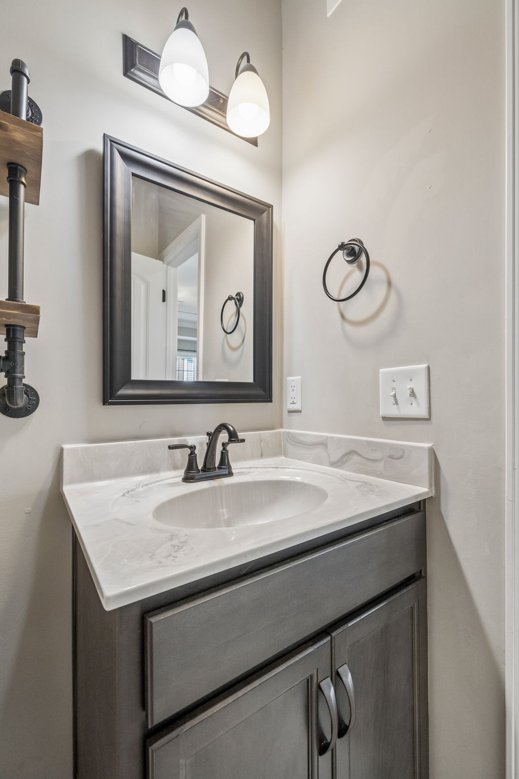 1565 Kestrel Dr