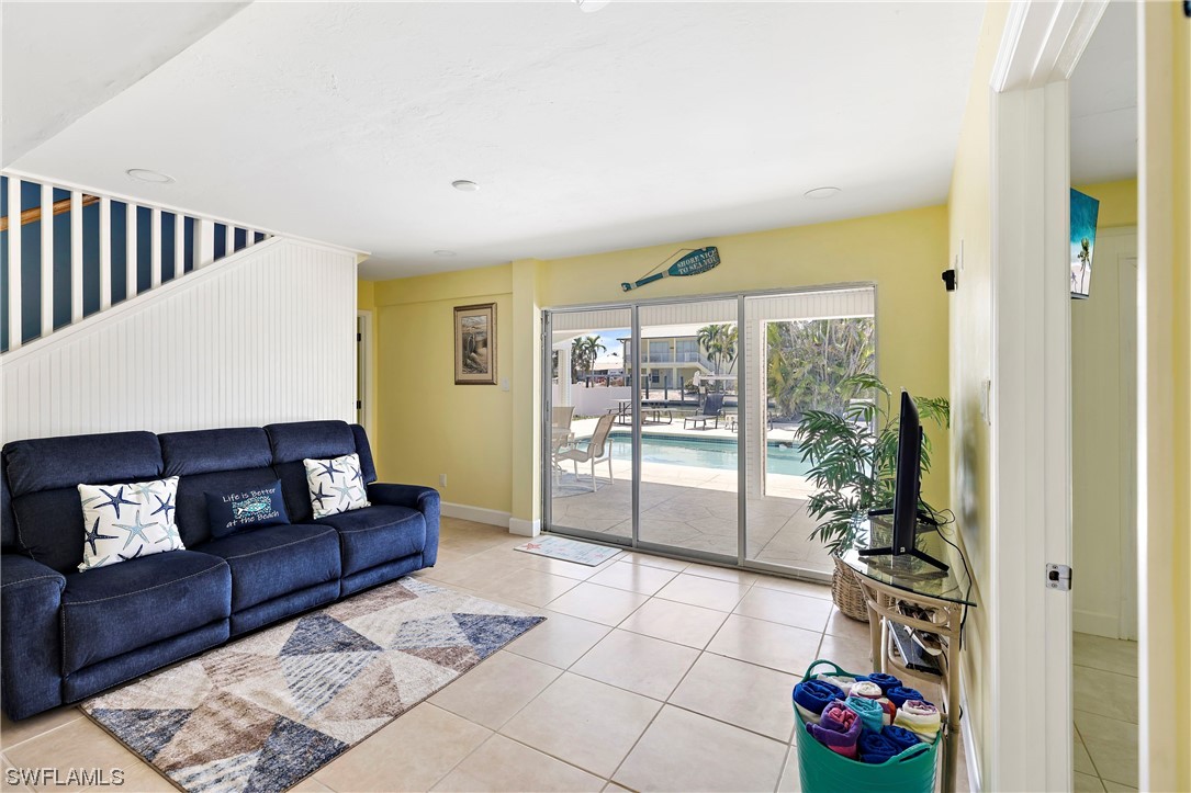 220 Curlew ST