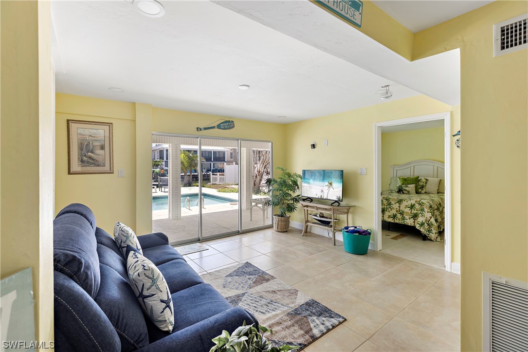 220 Curlew ST