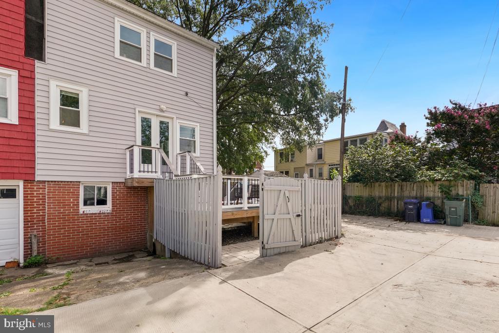 6110 7TH PLACE NW