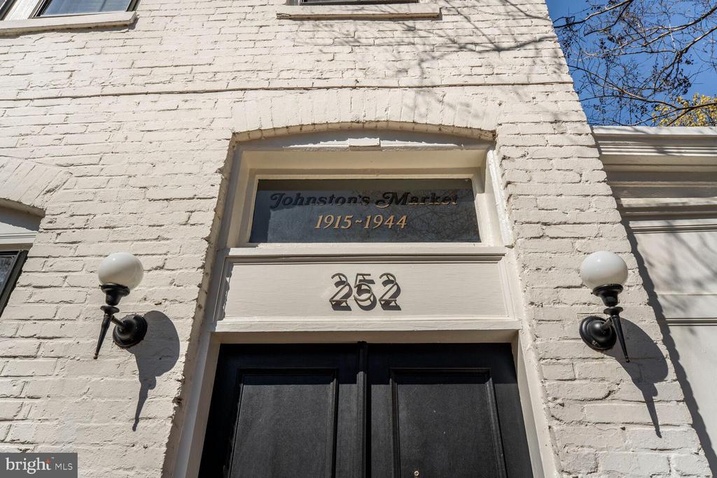 252 10TH STREET NE