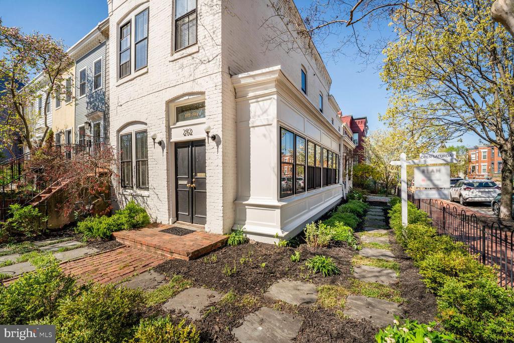 252 10TH STREET NE