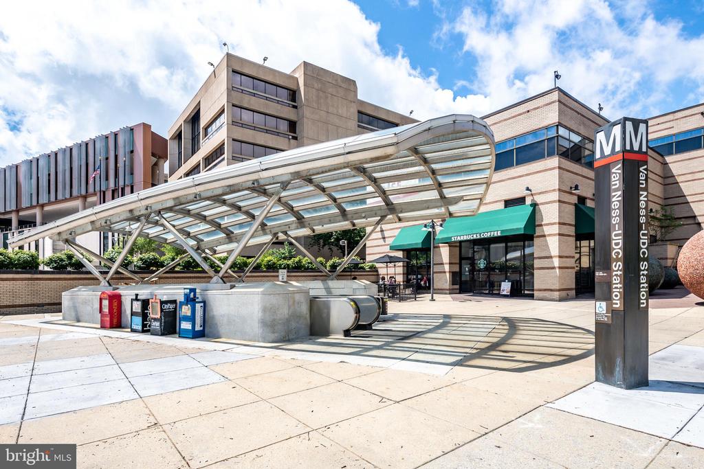 3001 VEAZEY TERRACE NW Unit: 1009