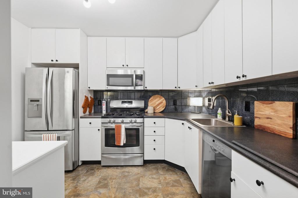 3001 VEAZEY TERRACE NW Unit: 607