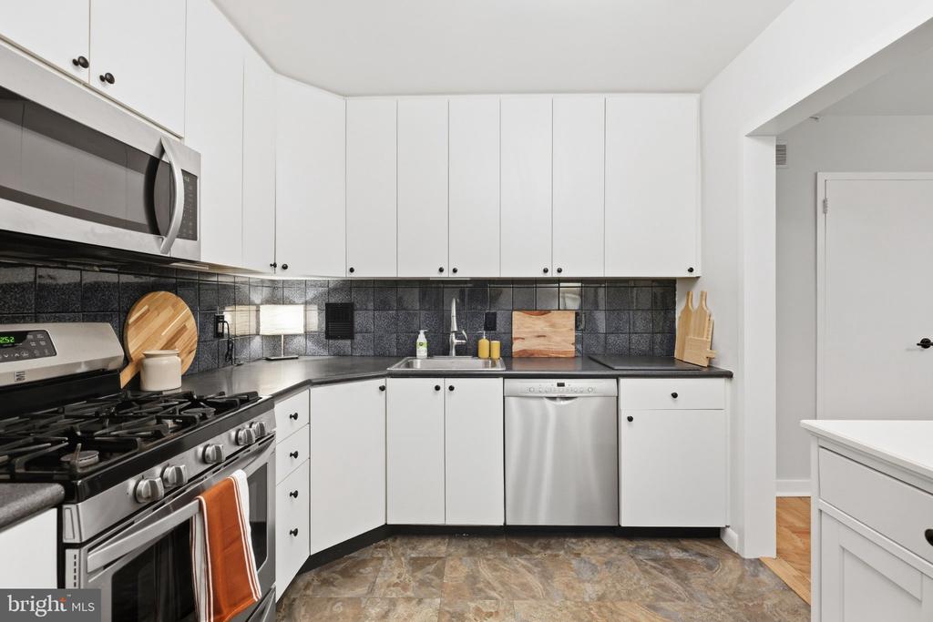 3001 VEAZEY TERRACE NW Unit: 607