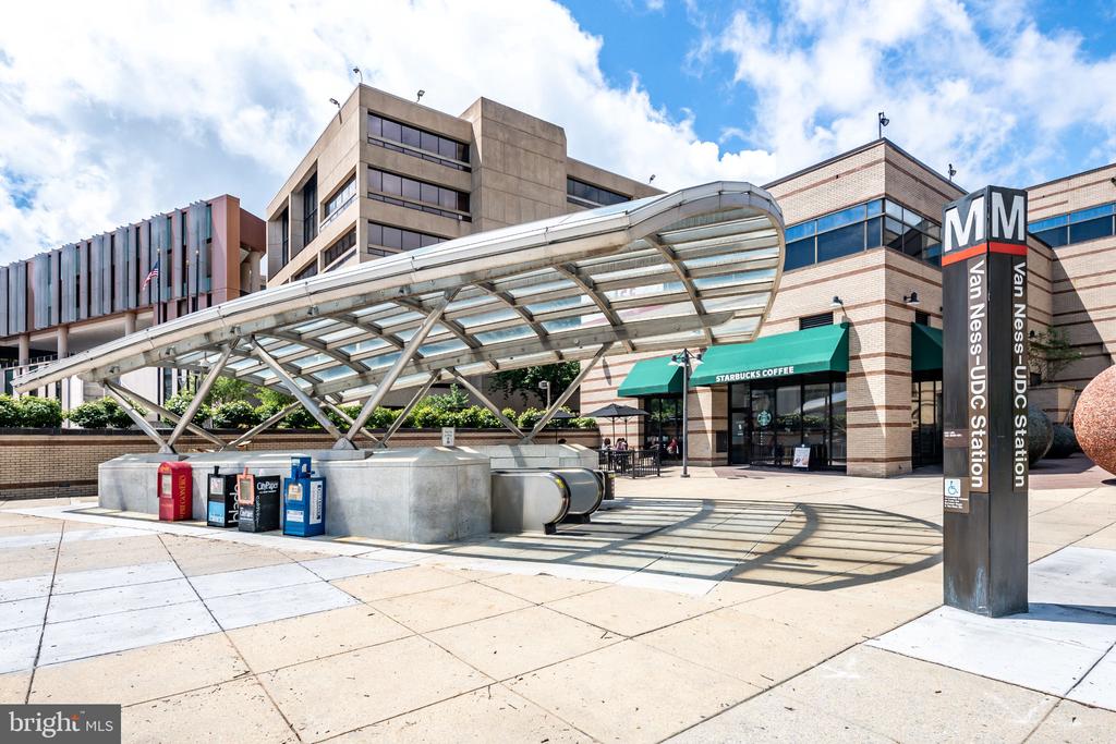 3001 VEAZEY TERRACE NW Unit: 607