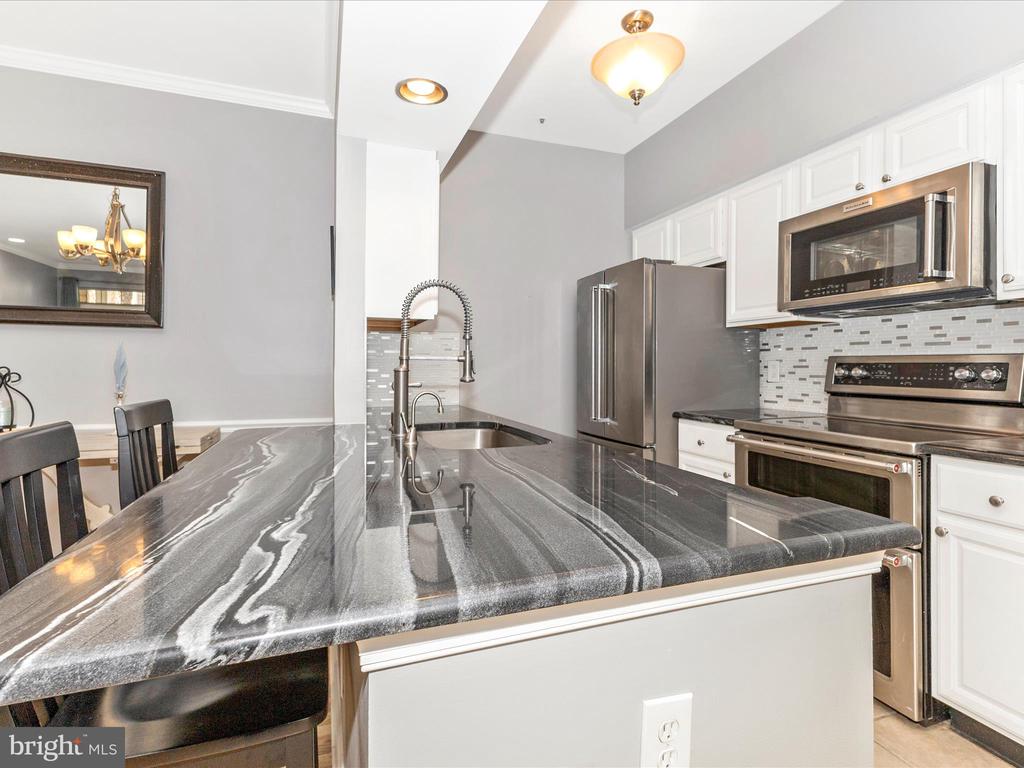 10806 ANTIGUA TERRACE Unit: 102