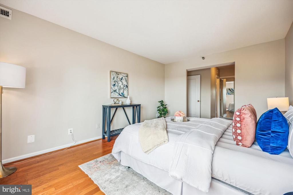 5800 NICHOLSON LANE Unit: 1-908