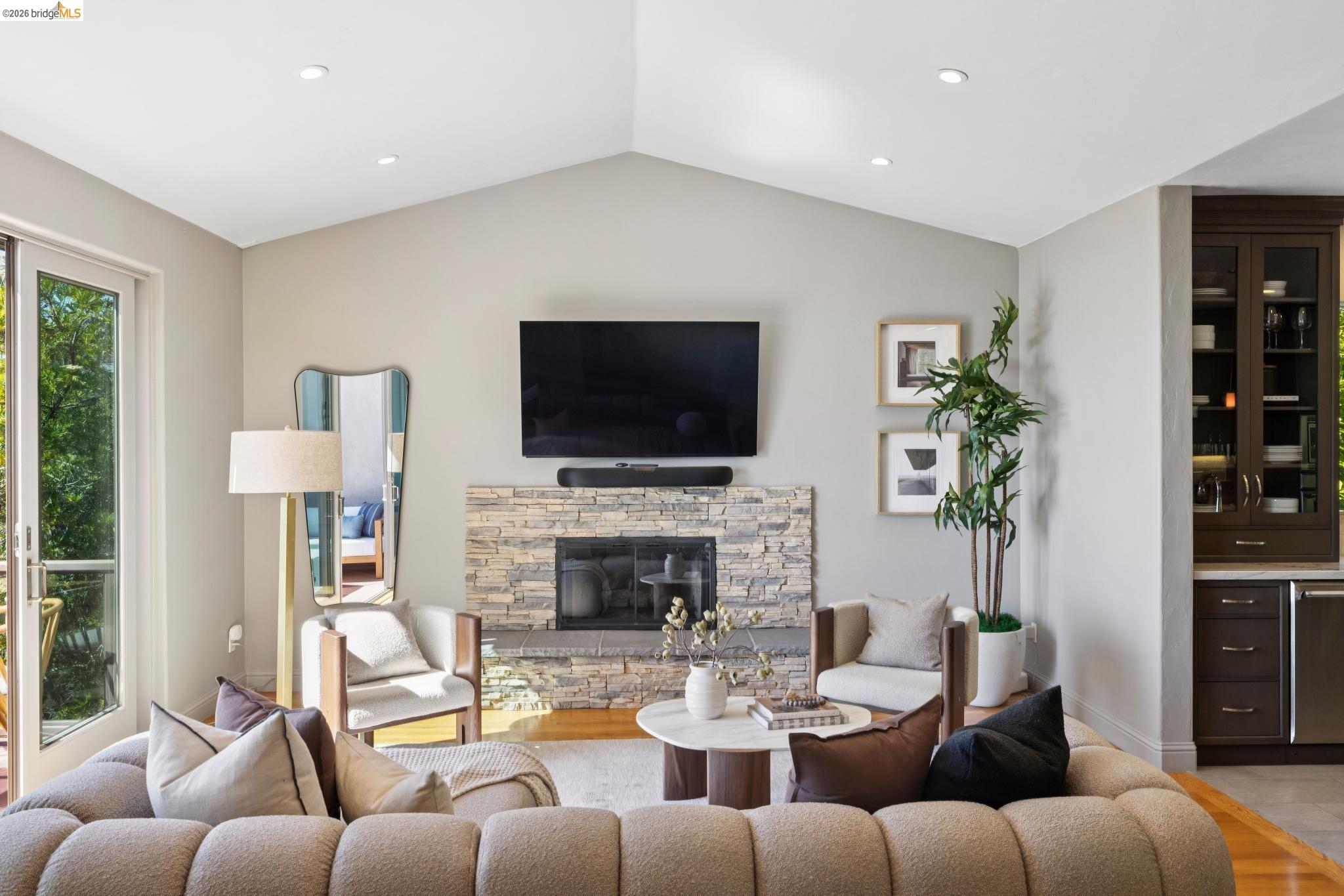1426 Grand View Dr