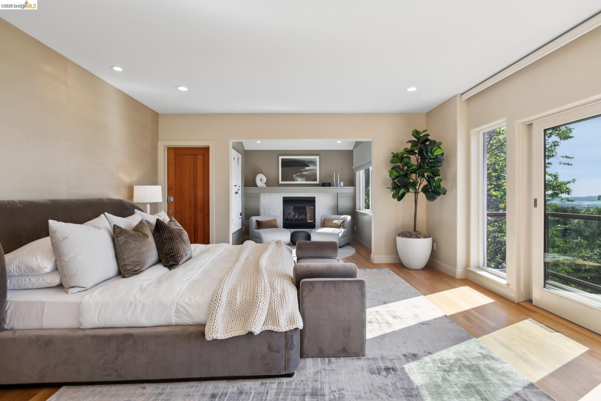 1426 Grand View Dr